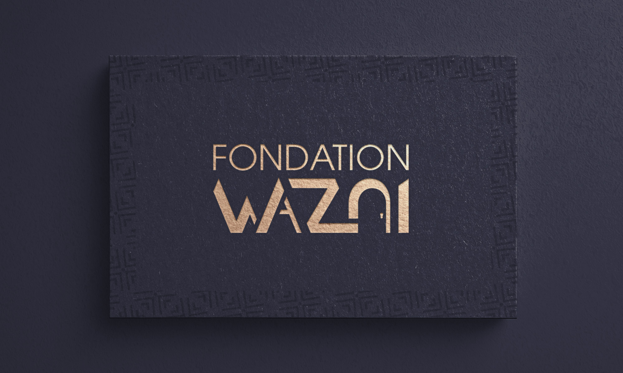 mise en situation de la carte de visite en noir de la fondation wazni avec logo doré